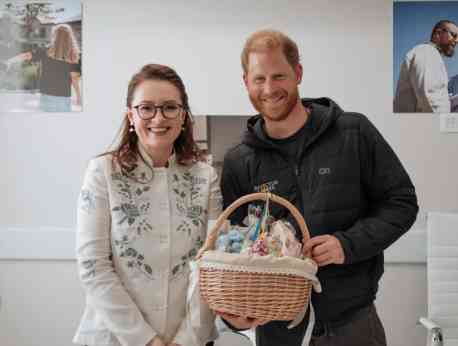 Принц Гаррі отримав великодній кошик із паскою, яку спекли бабусі із Сумщини