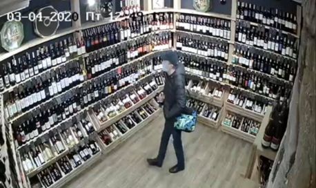 У Сумах крадій елітного вина потрапив на камеру спостереження