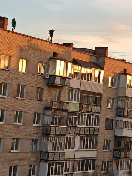 У Шостці підлітки розважалися, гуляючи парапетом 9-поверхівки