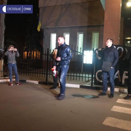 &laquo;Правий сектор&raquo; та &laquo;Нацкорпус&raquo; мітингували під управлінням Нацполіції в Сумах