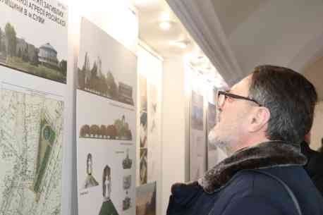 У Сумах презентували громадськості конкурсні проєкти Меморіального скверу загиблим Героям