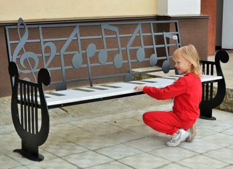 У Тростянці встановили "музичну" лавку