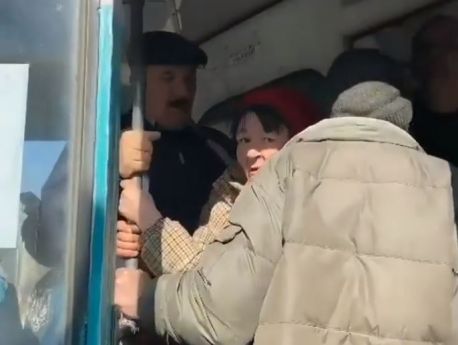 У Сумах чоловік із кондукторкою виштовхали зайву пасажирку з тролейбуса