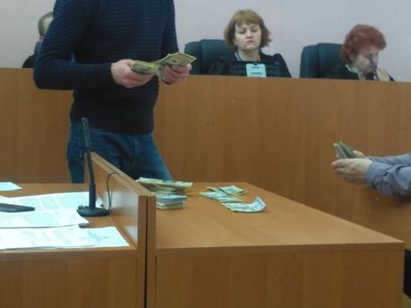 В сумський суд принесли 75 тисяч доларів