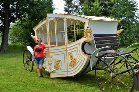 У Тростянці встановили двотонну казкову карету