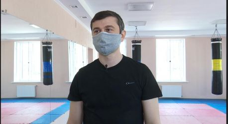 Тренер сумського Центру учасників бойових дій показав, як тренуватися вдома