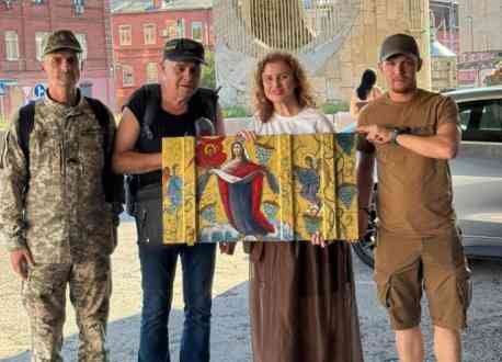 Охтирський художник перетворює ящики від мін на ікони і донатить на ЗСУ