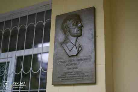 У Сумах відкрили барельєф на честь загиблого захисника-митця