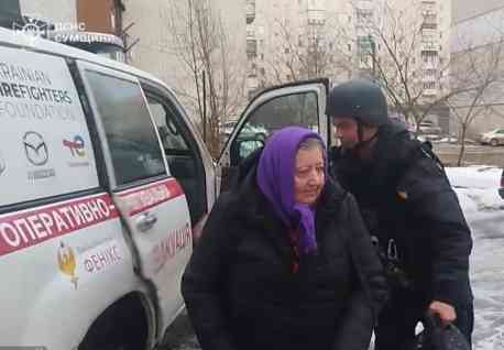 На півночі Сумщини рятувальники вивезли з прикордоння літню жінку (відео)