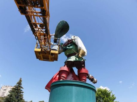 У дитячому парку Кіт у чоботях залишився без голови