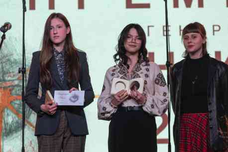 Сумська школярка отримала літературну премію імені вбитої мисткині Ніки Кожушко