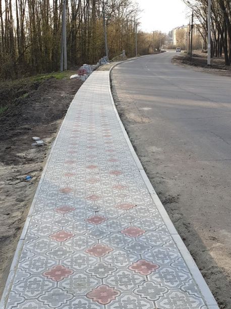 У Тростянці на Сумщині будують 600 метрів тротуару