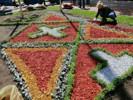 У середмісті Сум до Дня вишиванки з'явився квітковий орнамент