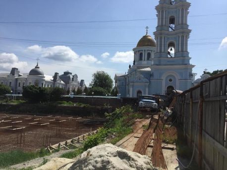 У центрі Сум відновили скандальний довгобуд розважального комплексу (відео, фото)
