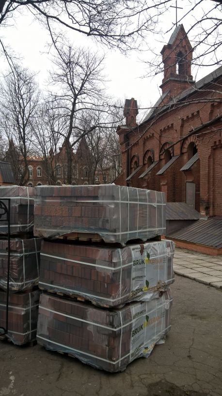 Біля католицького костелу у Сумах будуть класти бруківку