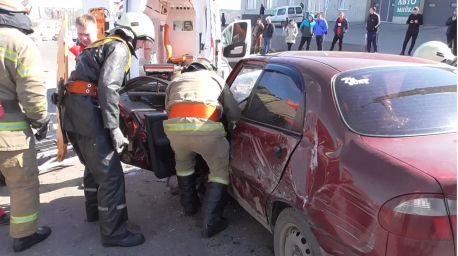 У Сумах рятувальники визволили постраждалого із понівеченого авто