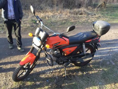 На Сумщині поліцейські затримали чоловіка, який угнав з магазину новенький мопед