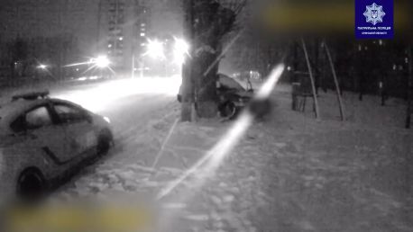 У Сумах автомобіль врізався у дерево (відео)