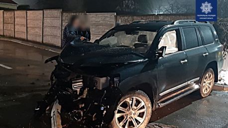 У Сумах позашляховик врізався в дерево