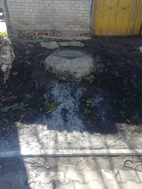 У Сумах нечистоти з базарного туалету течуть на зупинку