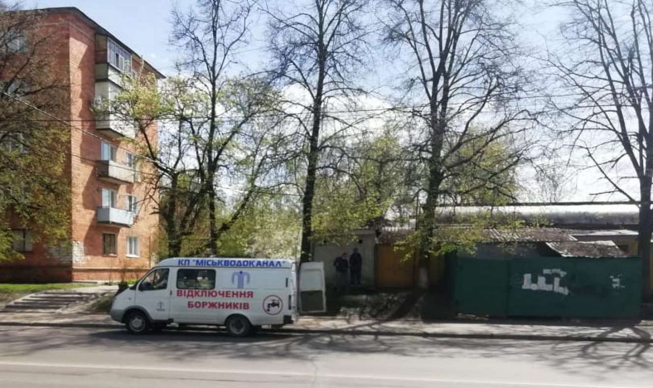 Чому у Сумах зупинку забруднили нечистоти