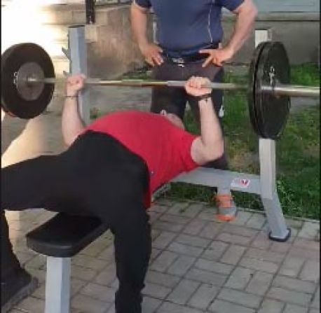 Мер Кролевця продемонстрував жим стокілограмової штанги (відео)