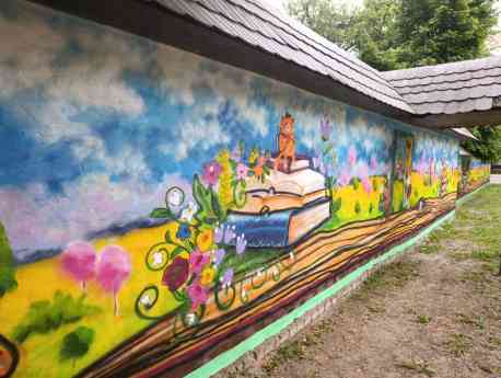 Новий мурал прикрасив територію біля центральної бібліотеки в Ромнах