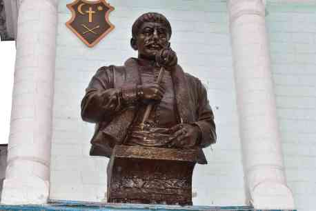 На стіні 300-річного собору в Сумах відкрили барельєф засновнику міста Герасиму Кондратьєву