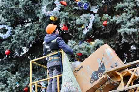 У Сумах облаштовують святковий зимовий простір