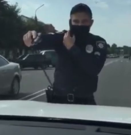 Поліція Сумщини почала розслідування за фактом погрози зброєю поліцейським тільки після публікації відео в інтернеті