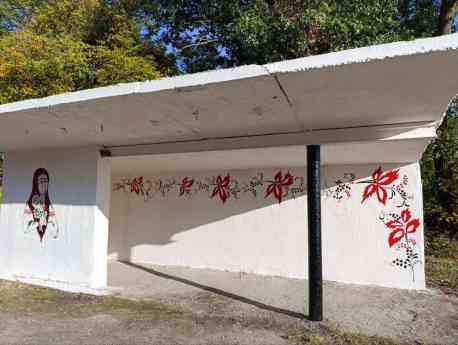 У Буринській громаді розмалювали чергову зупинку