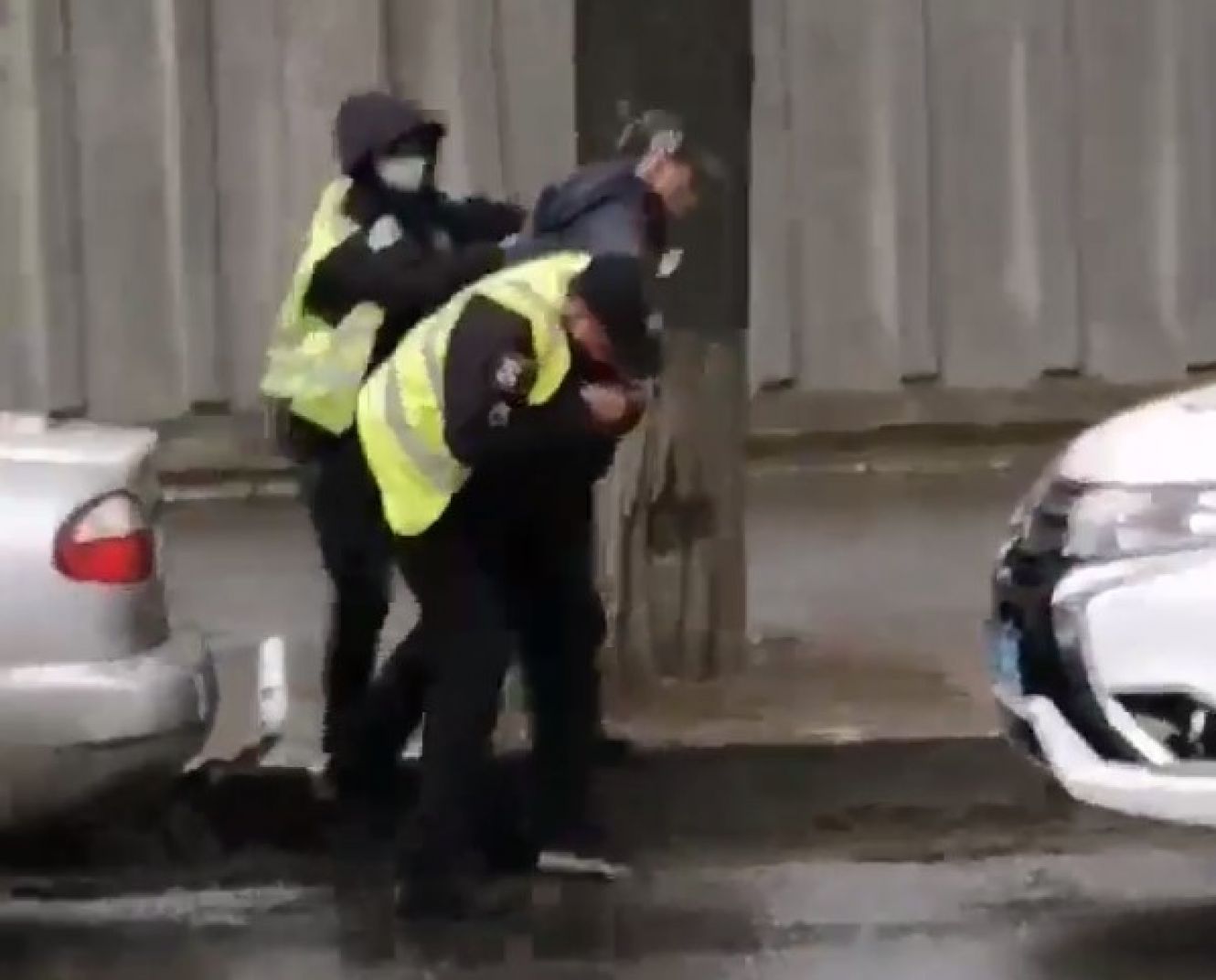 У Сумах поліція застосувала до водія кайданки і фізичний влив