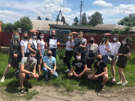 Сумські хокеїстки передали допомогу школі-інтернату