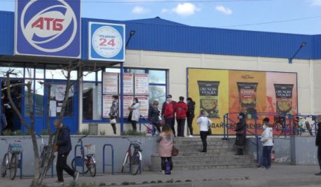 На Сумщині створилися черги під АТБ через закриття ринків