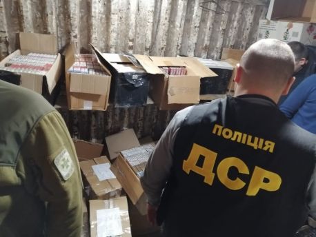 На ринку правоохоронці виявили 10 тисяч пачок нелегальних сигарет